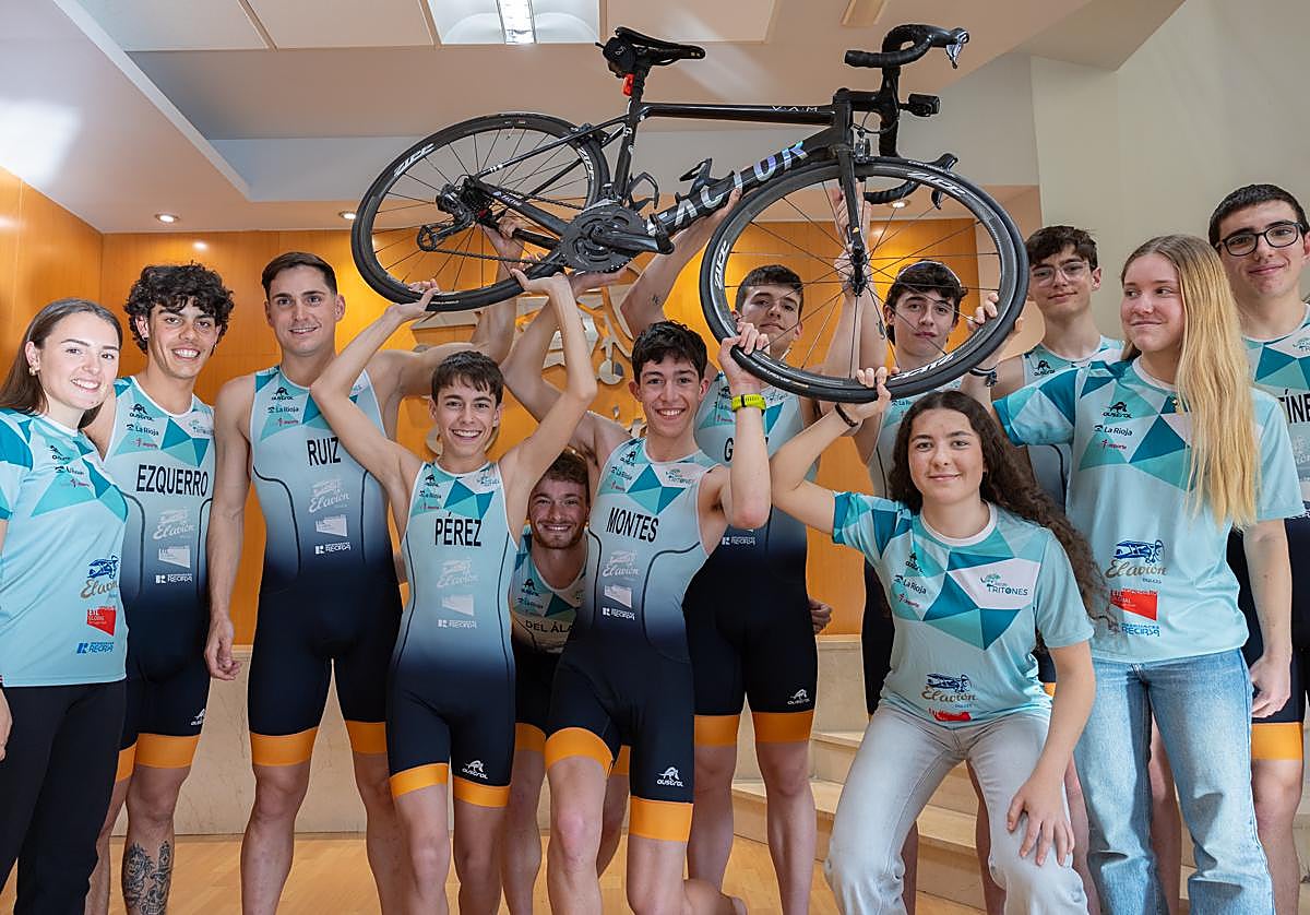 El equipo masculino y femenino de Tritones Rioja posan en las instalaciones de Dulces El Avión, donde ayer se celebró la presentación.