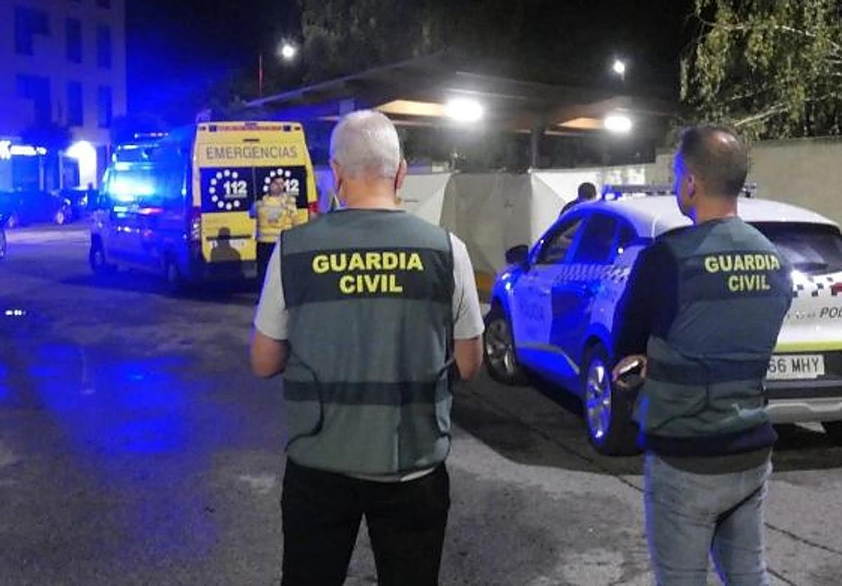Agentes de la Guardia civil, en el lugar del atropello ocurrido el pasado mes de septiembre.