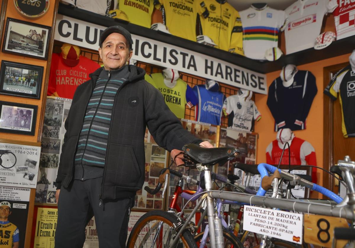 Chelu Fernández posa sonriente junto a su colección del Club Ciclista Harense.