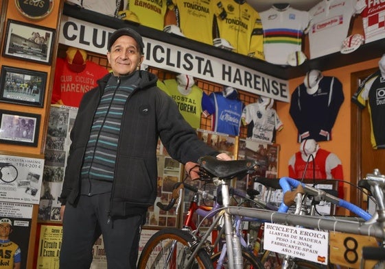 Chelu Fernández posa sonriente junto a su colección del Club Ciclista Harense.