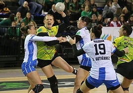 La lateral zurda Karol intenta lanzar durante un partido.