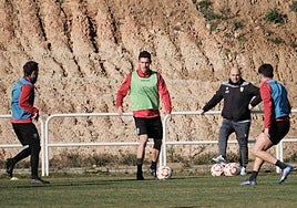 Joao Dias juega el balón en uno de sus primeros entrenamientos con la UD Logroñés.