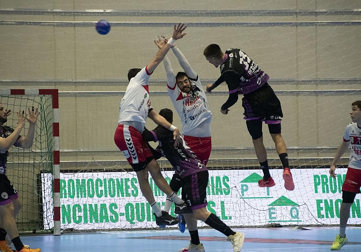 Andrej Pergel lanza en suspensión para anotar el empate definitivo en el partido de Nava.