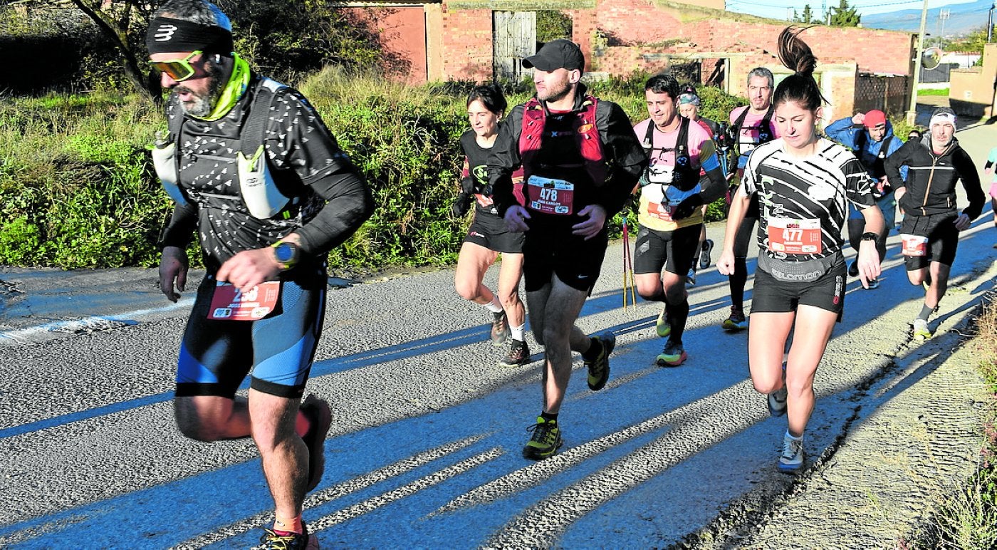 Grupo de corredores de la Ogrito, ayer en Autol.