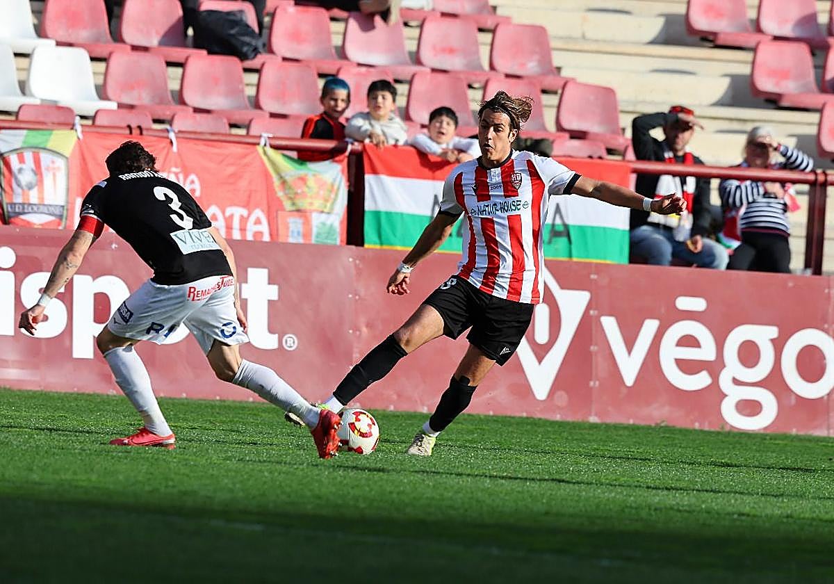 Pol Arnau intenta evitar a Riego, capitán del Tudelano.