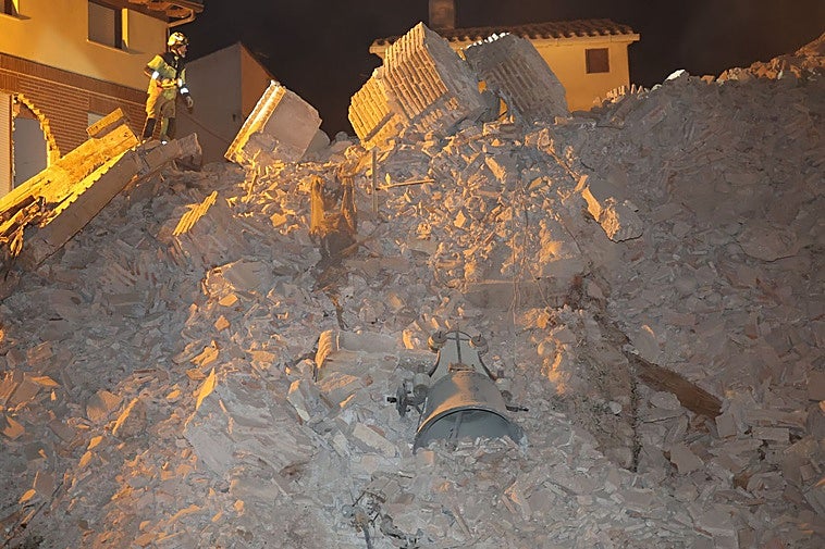 La campana, entre los escombros a los que ha quedado reducida la torre.