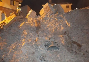 Vídeo | Los vecinos siguen los trabajos de los bomberos en los restos de la torre de Viguera