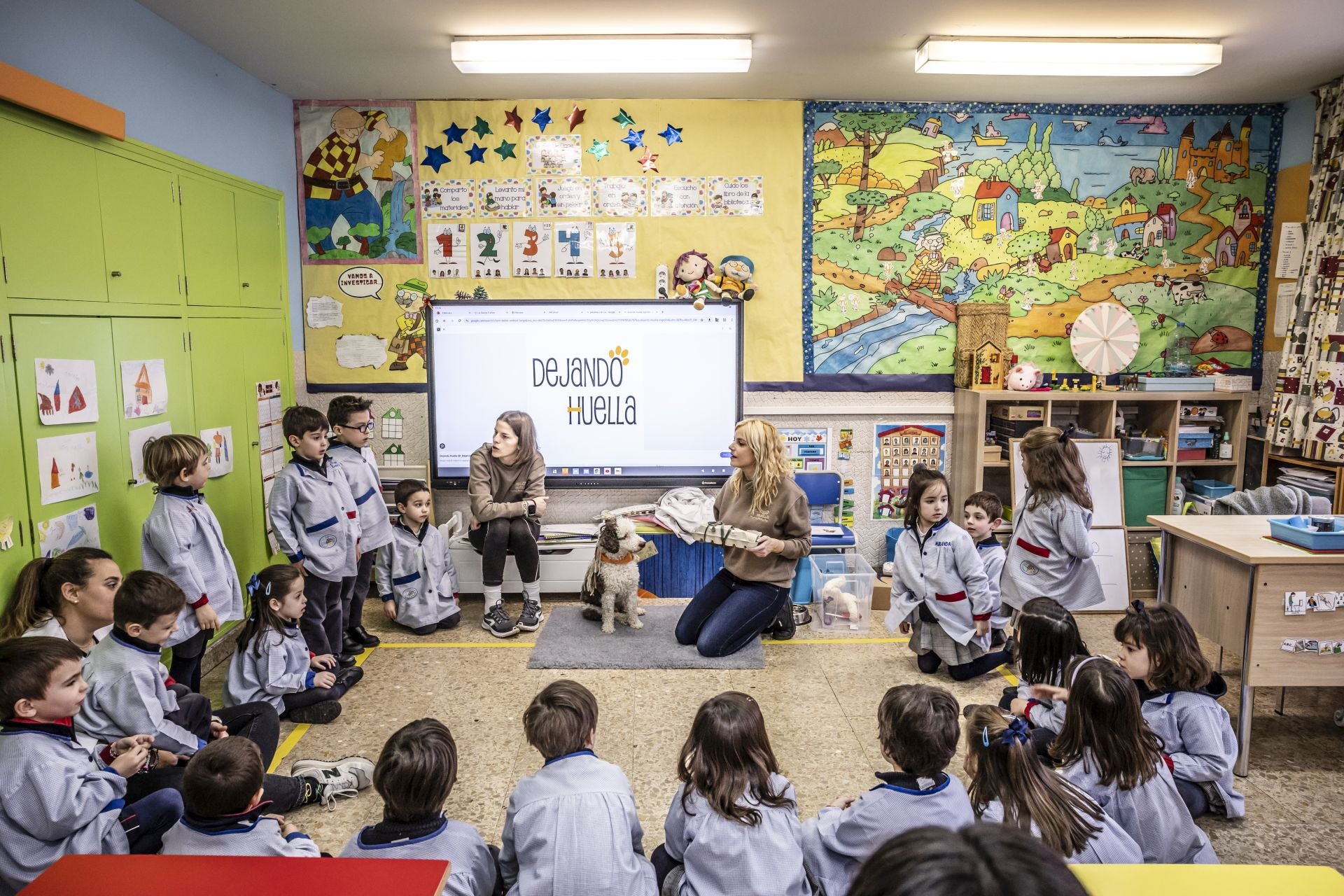 El perro Epi es uno más de la clase en Agustinas