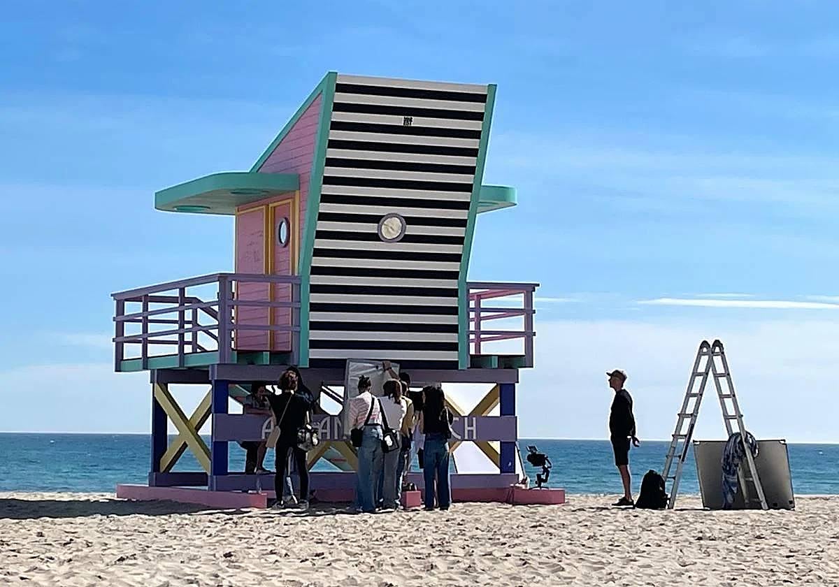 Un rodaje en la playa de San Juan de Alicante.