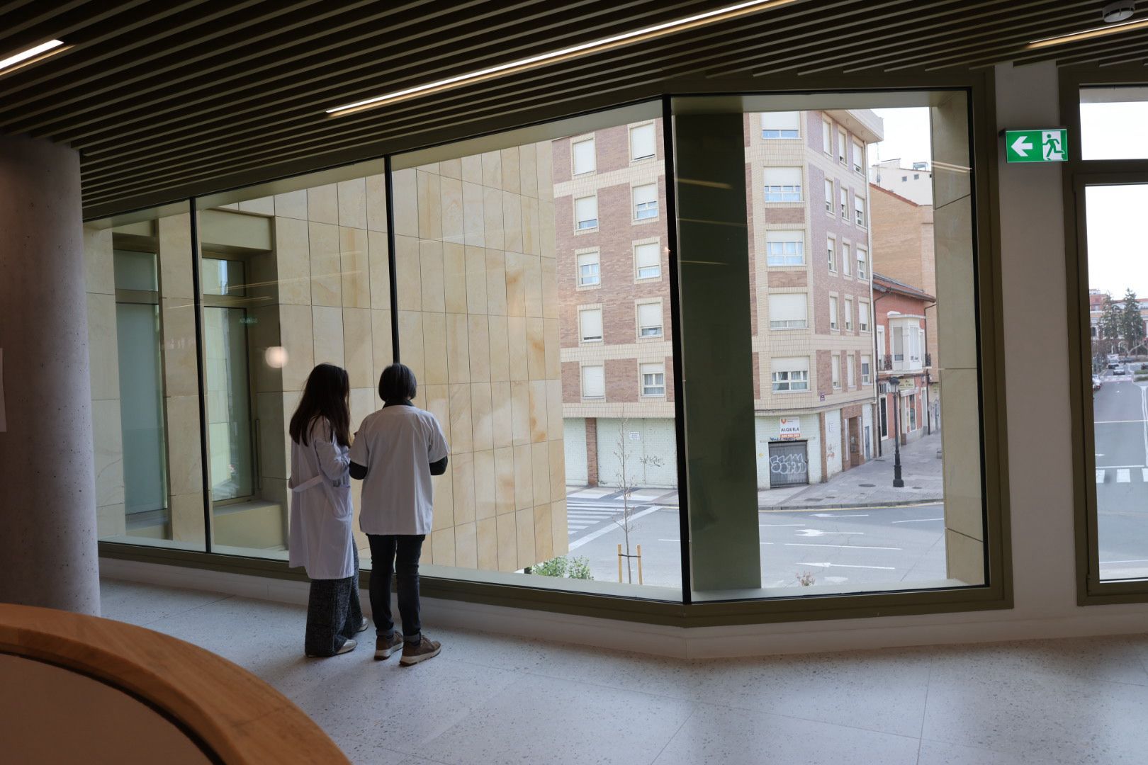 Imagen secundaria 1 - Una consulta, profesionales en los pasillos y un detalle del impresionante lucernario de La Villanueva.