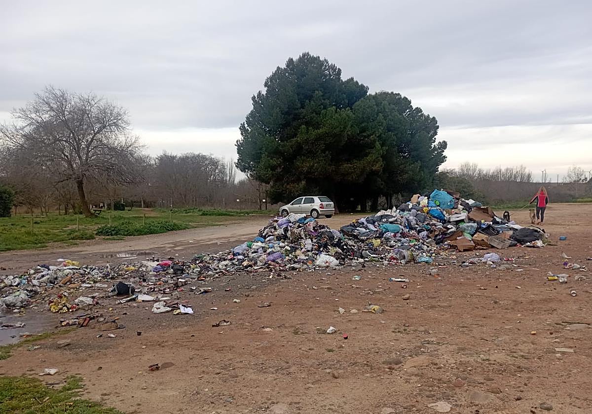 La basura del camión, depositada en el suelo.