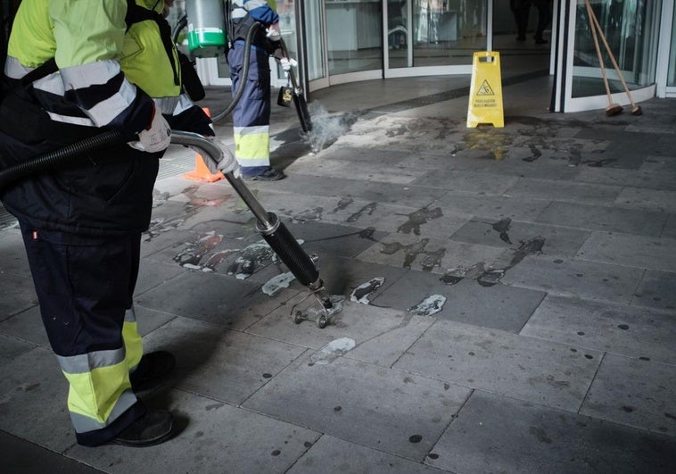 Tareas de limpieza de chicles en el entorno de la estación de autobuses.