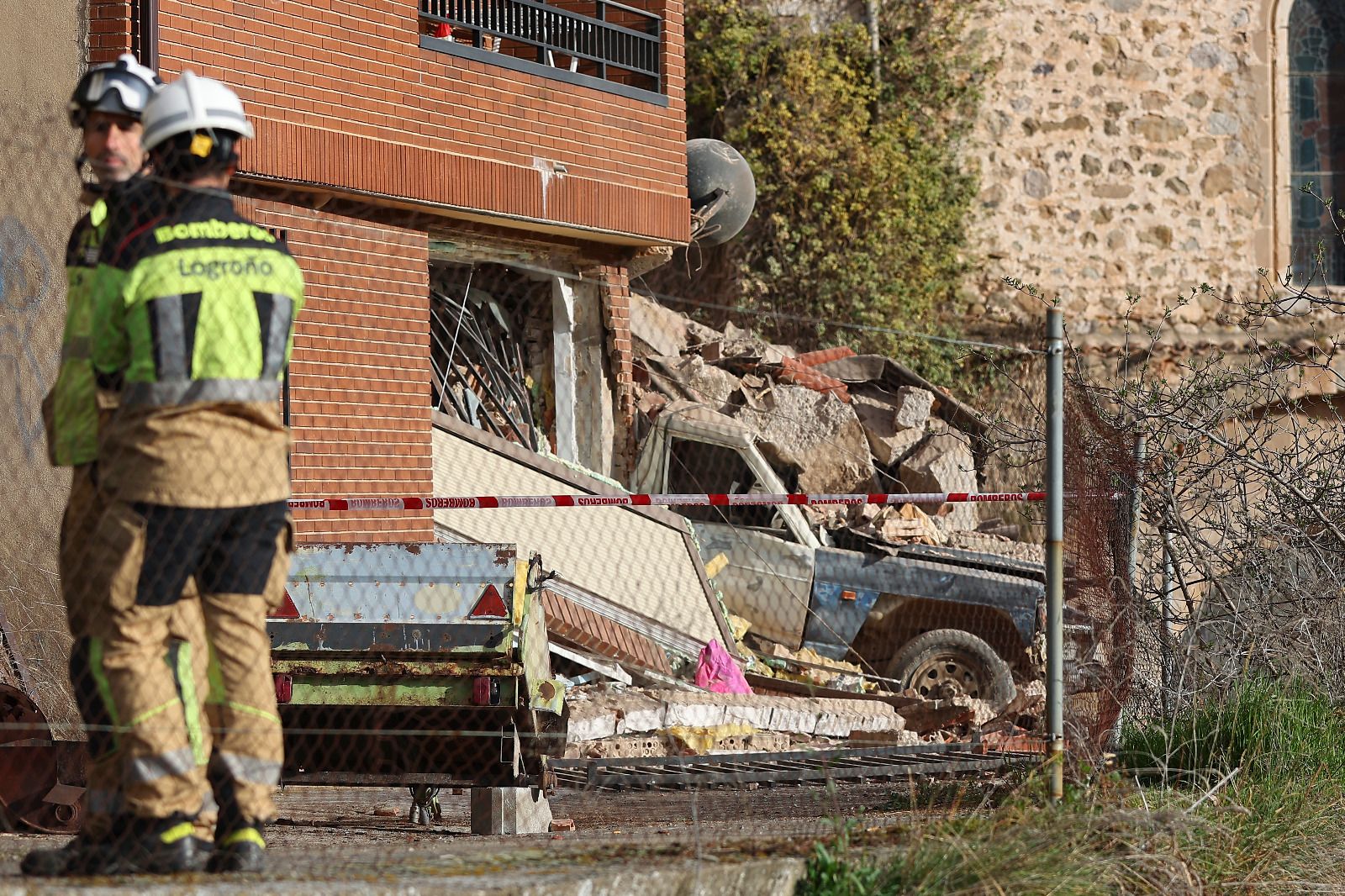 Imagen de la casa más afectada por el derrumbe. El coche estaba en el garaje y fue expulsado por el impacto.