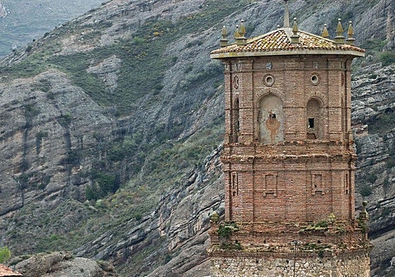 La torre de la iglesia de Viguera, en 2006.