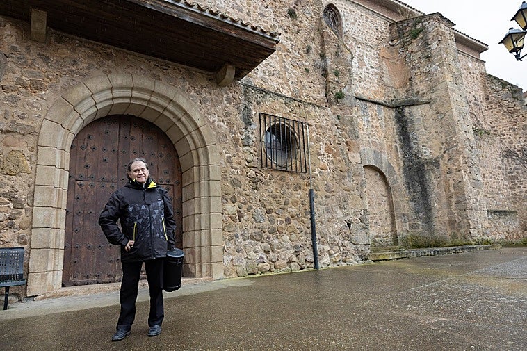 El párroco de Viguera, Fernando García, posa en la iglesia.