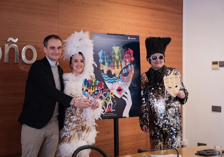 Los concejales Miguel Sáinz y Laura Lázaro, con Martín Nalda, 'escoltan' el cartel anunciador del Carnaval de Logroño.