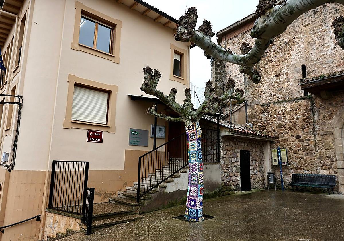 A la izquierda, edificio del colegio de Viguera.