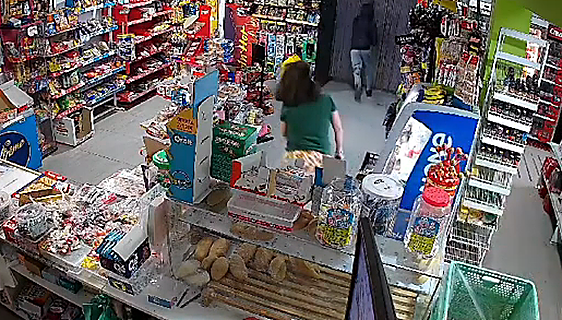 La empleada que echó a un ladrón a gritos en Lepe: «Vete de aquí, desgraciao. Me voy a cagar en tu puta madre»