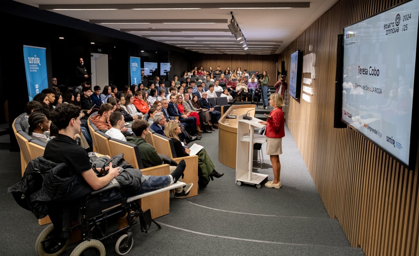 Teresa Cobo, directora de Diario LA RIOJA, se dirige al público en la inauguración de la final de STARTinnova.
