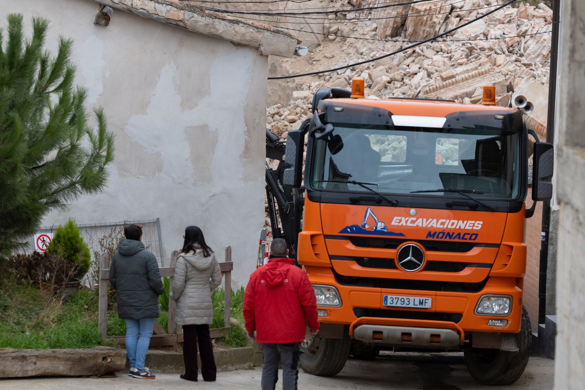 Las imágenes del desescombro tras el derrumbe de la torre en Viguera