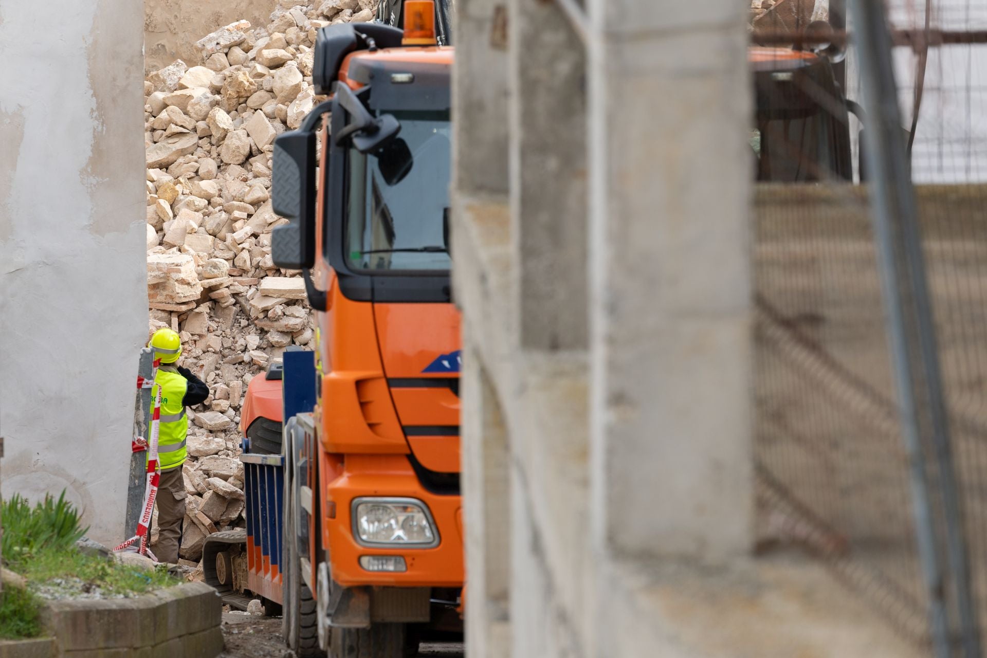 Las imágenes del desescombro tras el derrumbe de la torre en Viguera