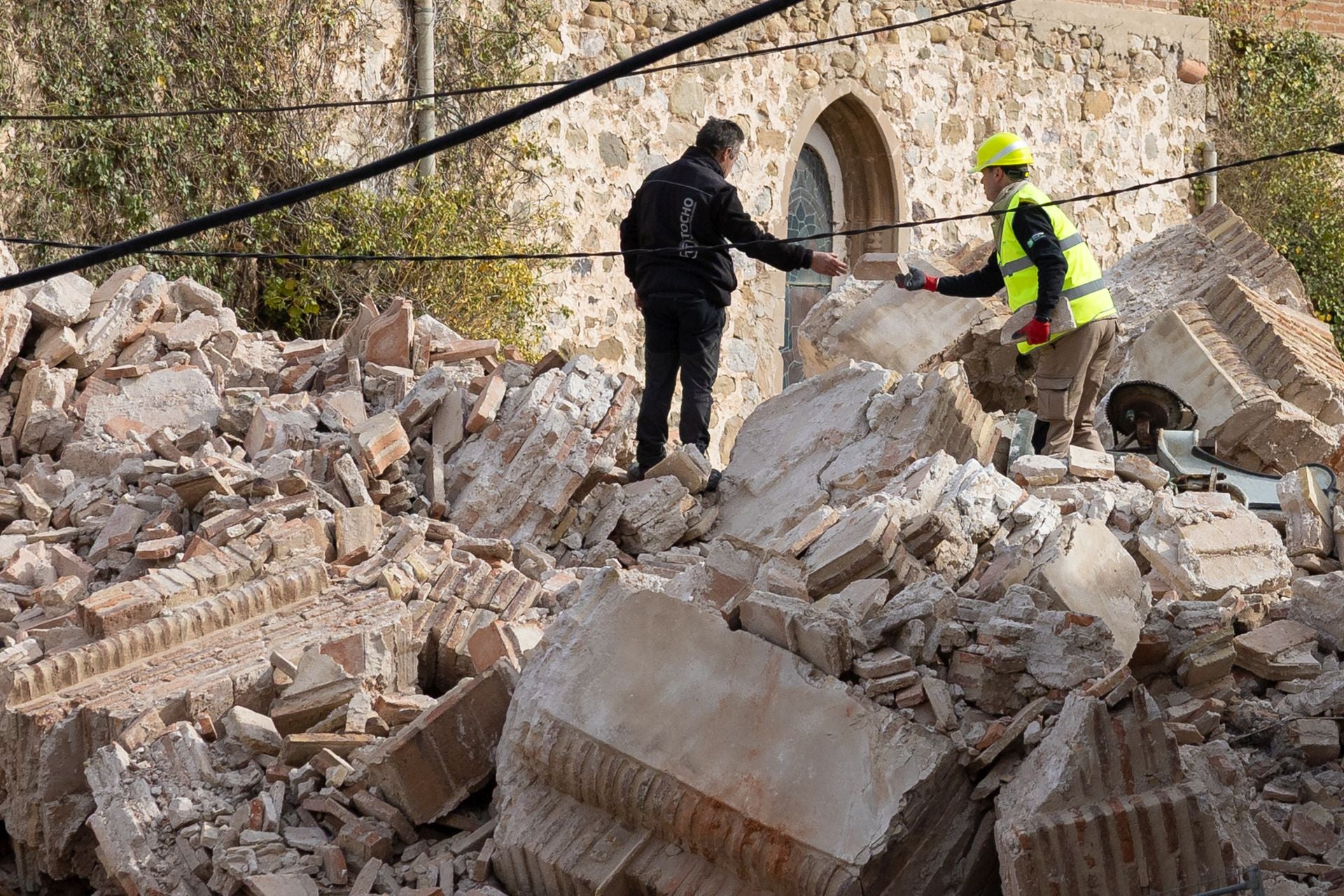 Las imágenes del desescombro tras el derrumbe de la torre en Viguera