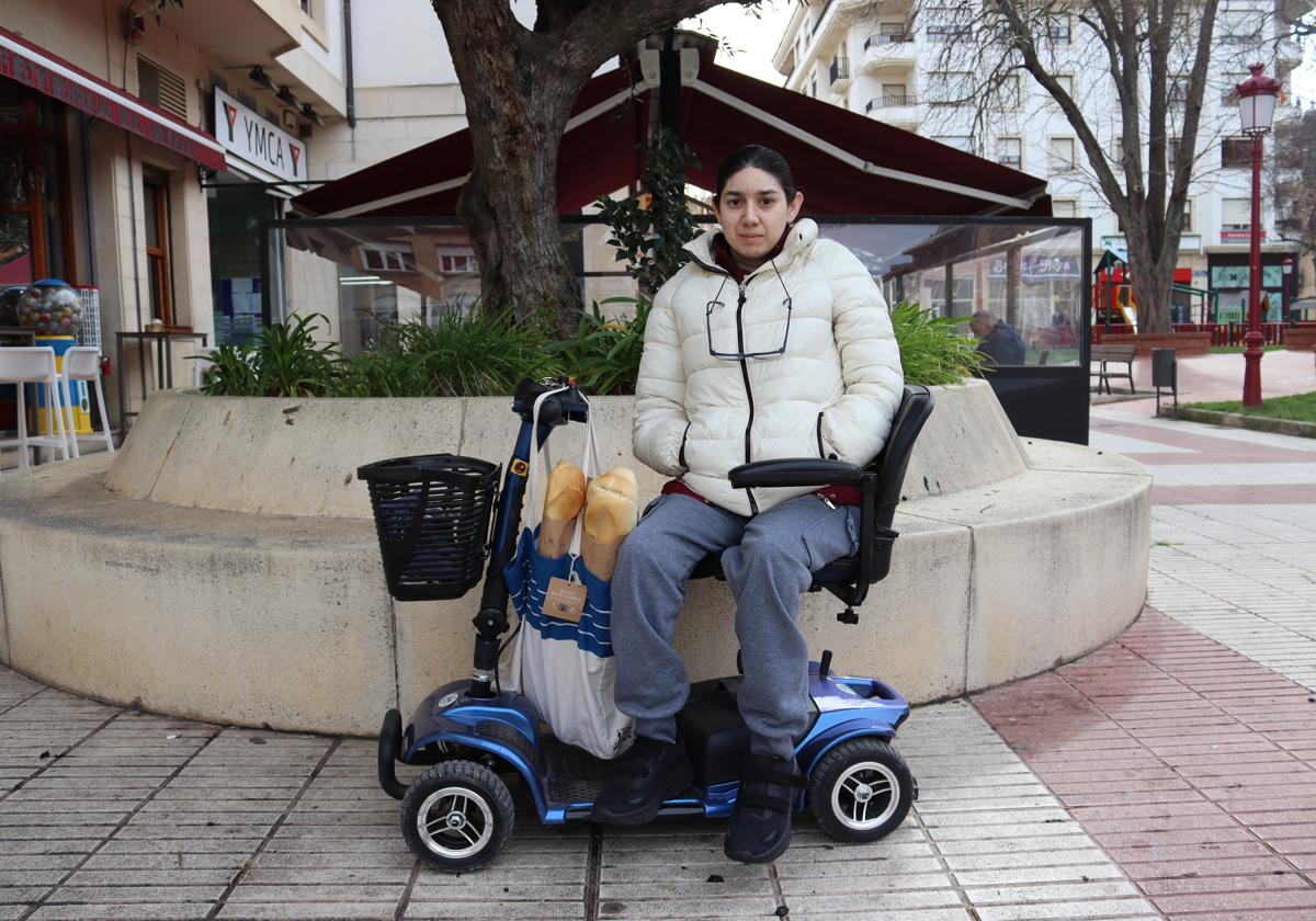 Lorena Jiménez, en su silla eléctrica, se lleva la compra camino de su casa en la capital jarrera.