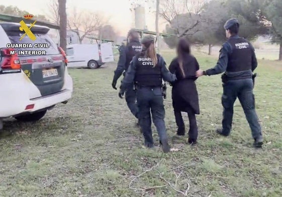 Agentes de la Guardia Civil conducen a la detenida.