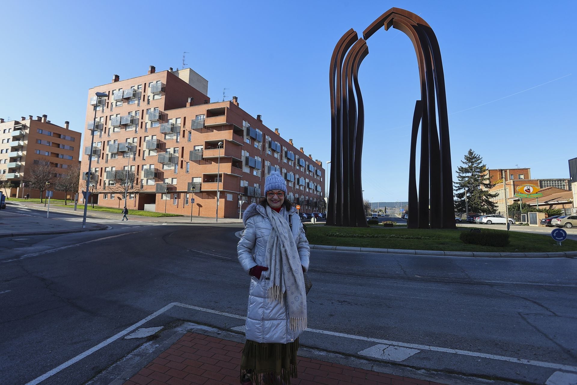 La presidenta de la asociación de vecinos, África García, en la rotonda de entrada al barrio de El Arco.