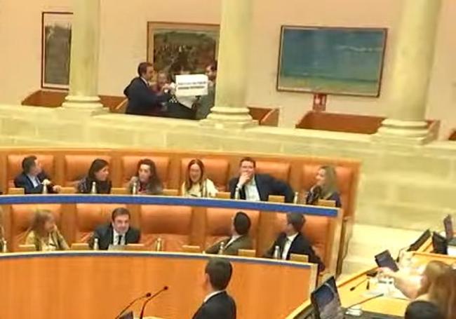 Imagen del vídeo del canal del Parlamento de La Rioja donde se recoge el momento.