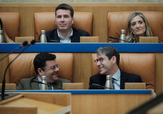 El consejero de Hacienda, Alfonso Domínguez conversa en el pleno con el presidente, Gonzalo Capellán