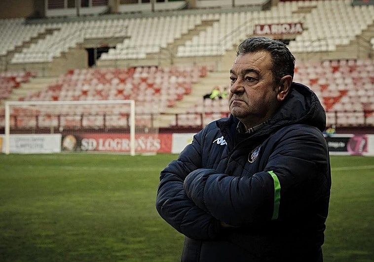 Carlos Pouso sigue el juego durante un partido en Las Gaunas.