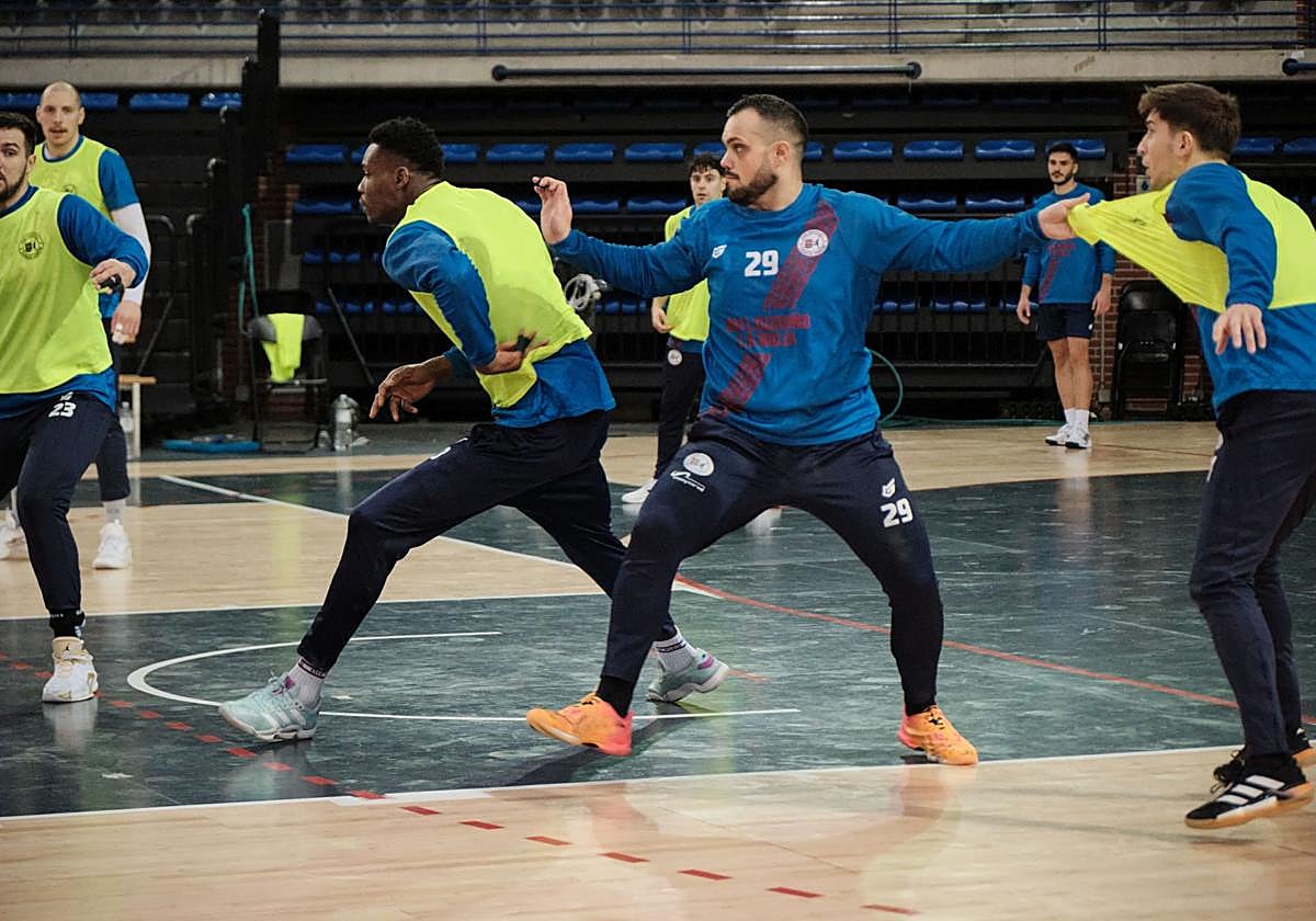 Javi García sujeta por el peto a Preciado durante un ejercicio en un entrenamiento del Ciudad de Logroño.