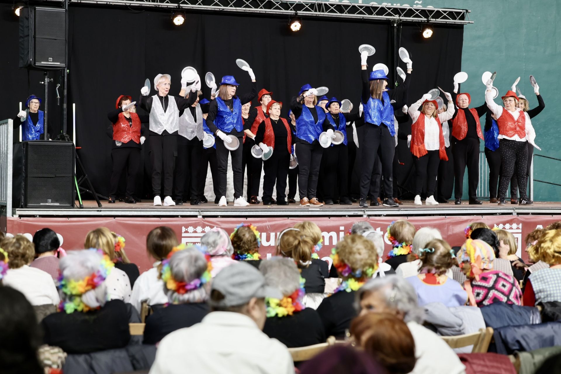 Los mayores celebran el Carnaval con una fiesta de disfraces en el Polideportivo Las Gaunas