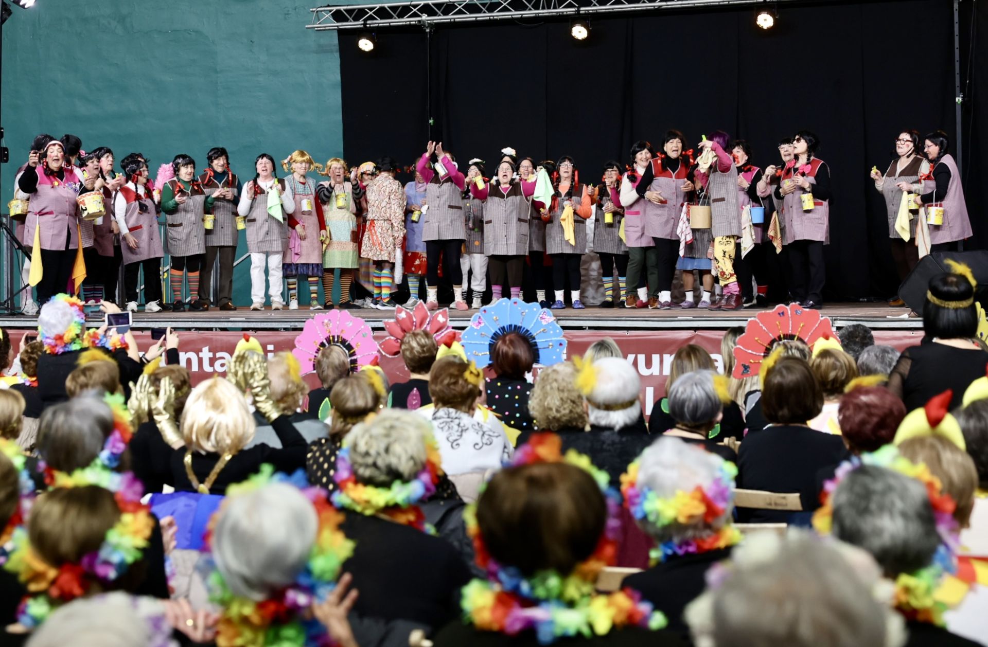 Los mayores celebran el Carnaval con una fiesta de disfraces en el Polideportivo Las Gaunas