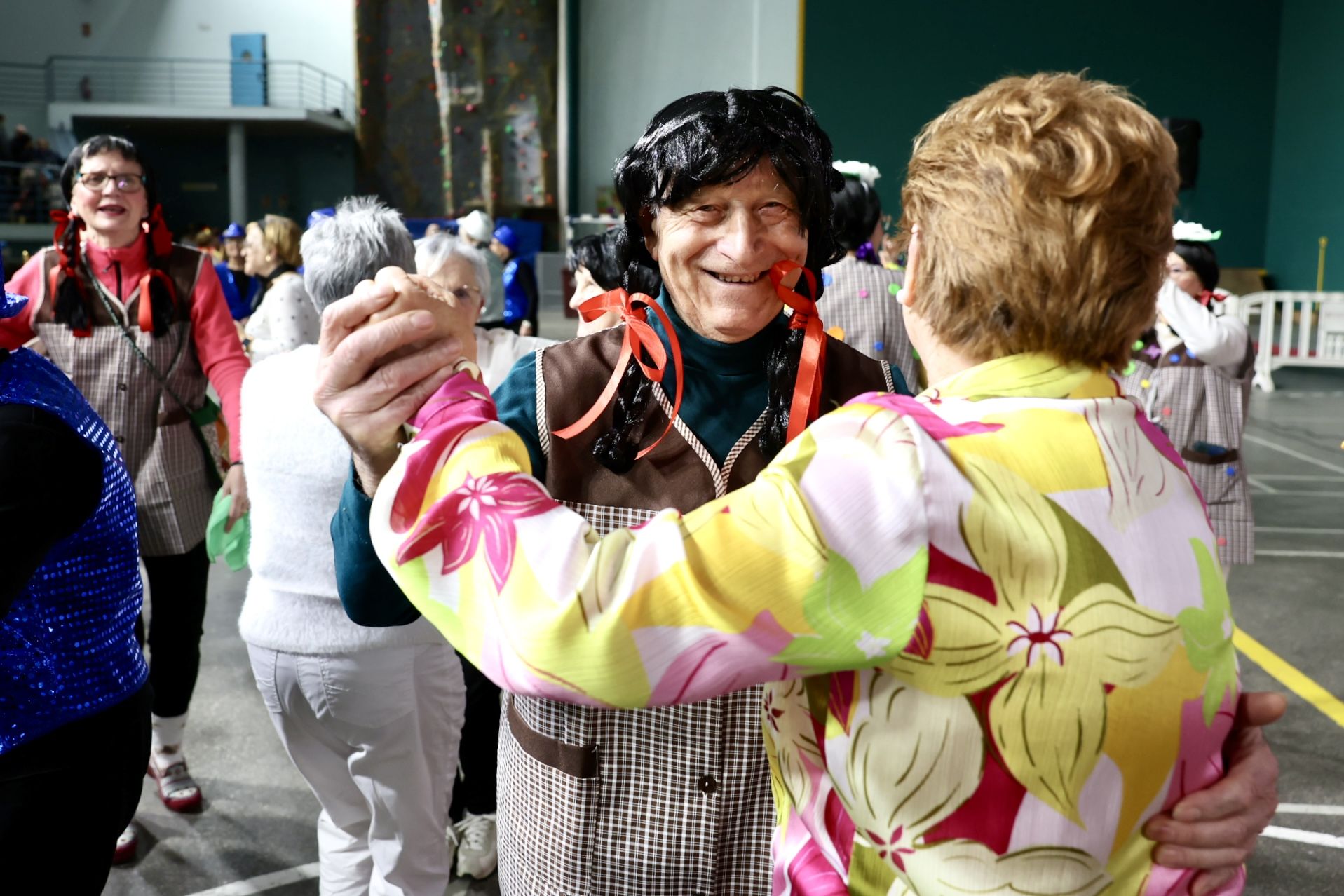 Los mayores celebran el Carnaval con una fiesta de disfraces en el Polideportivo Las Gaunas