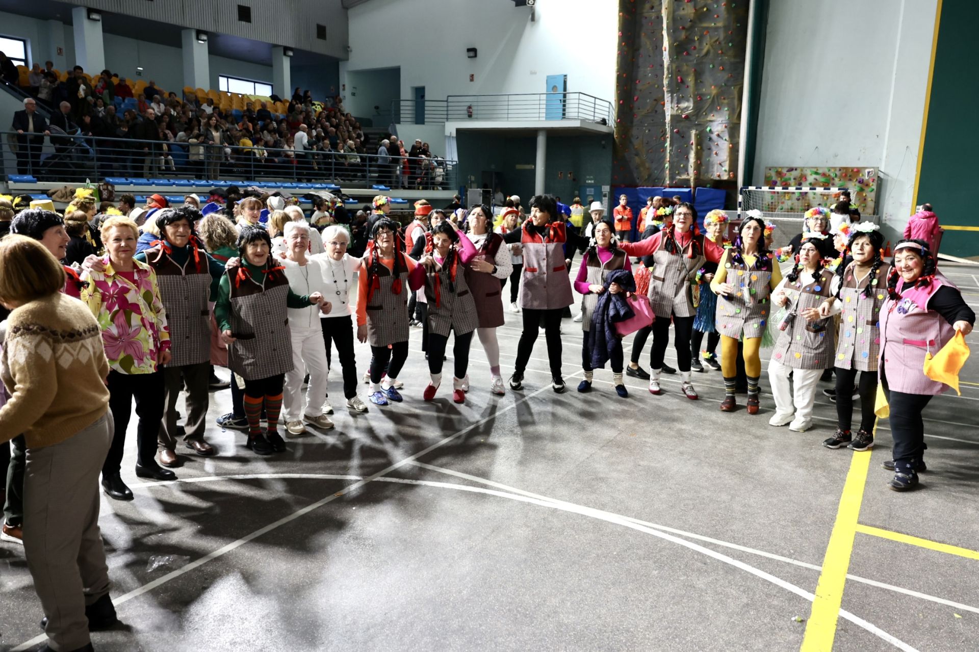 Los mayores celebran el Carnaval con una fiesta de disfraces en el Polideportivo Las Gaunas