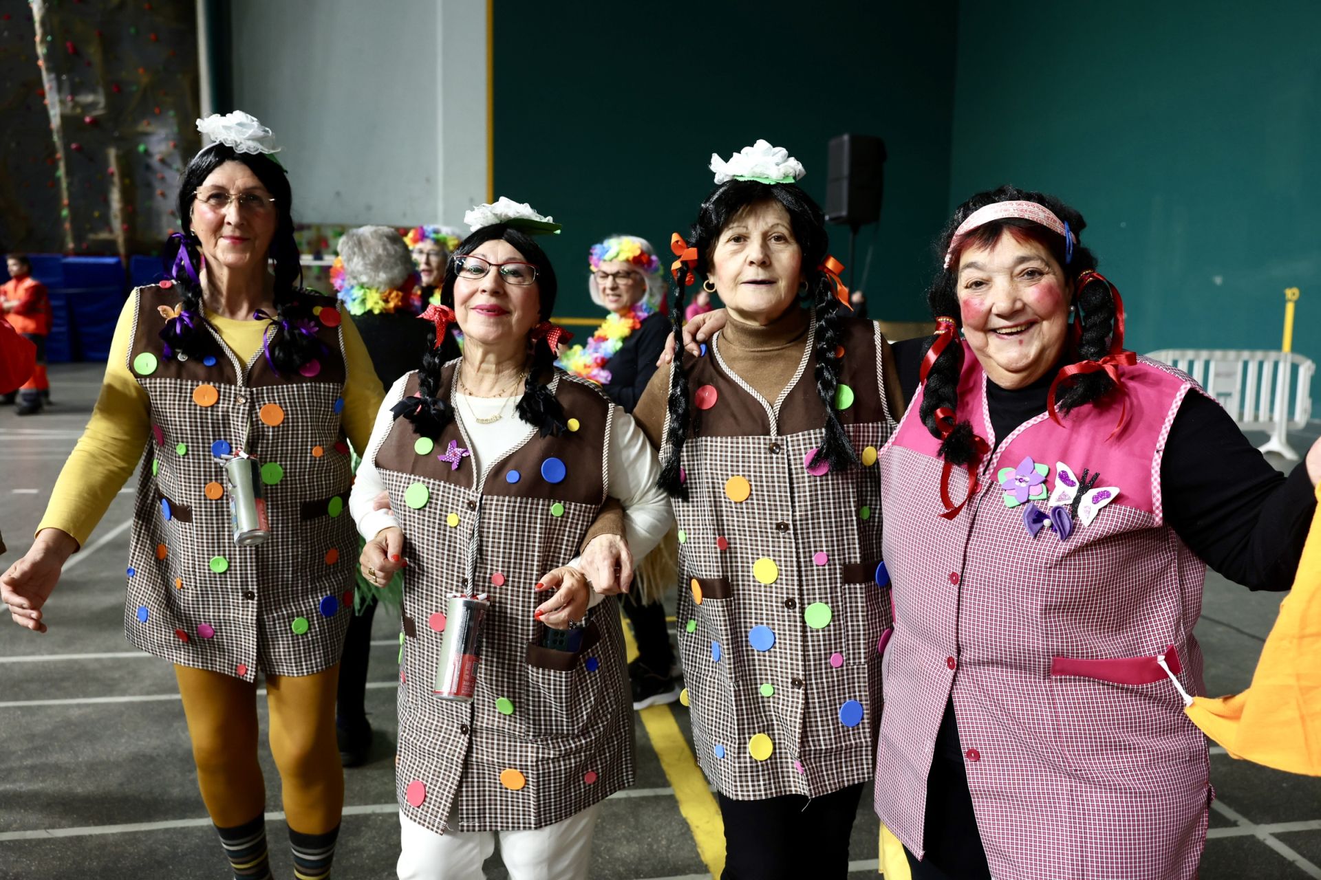 Los mayores celebran el Carnaval con una fiesta de disfraces en el Polideportivo Las Gaunas