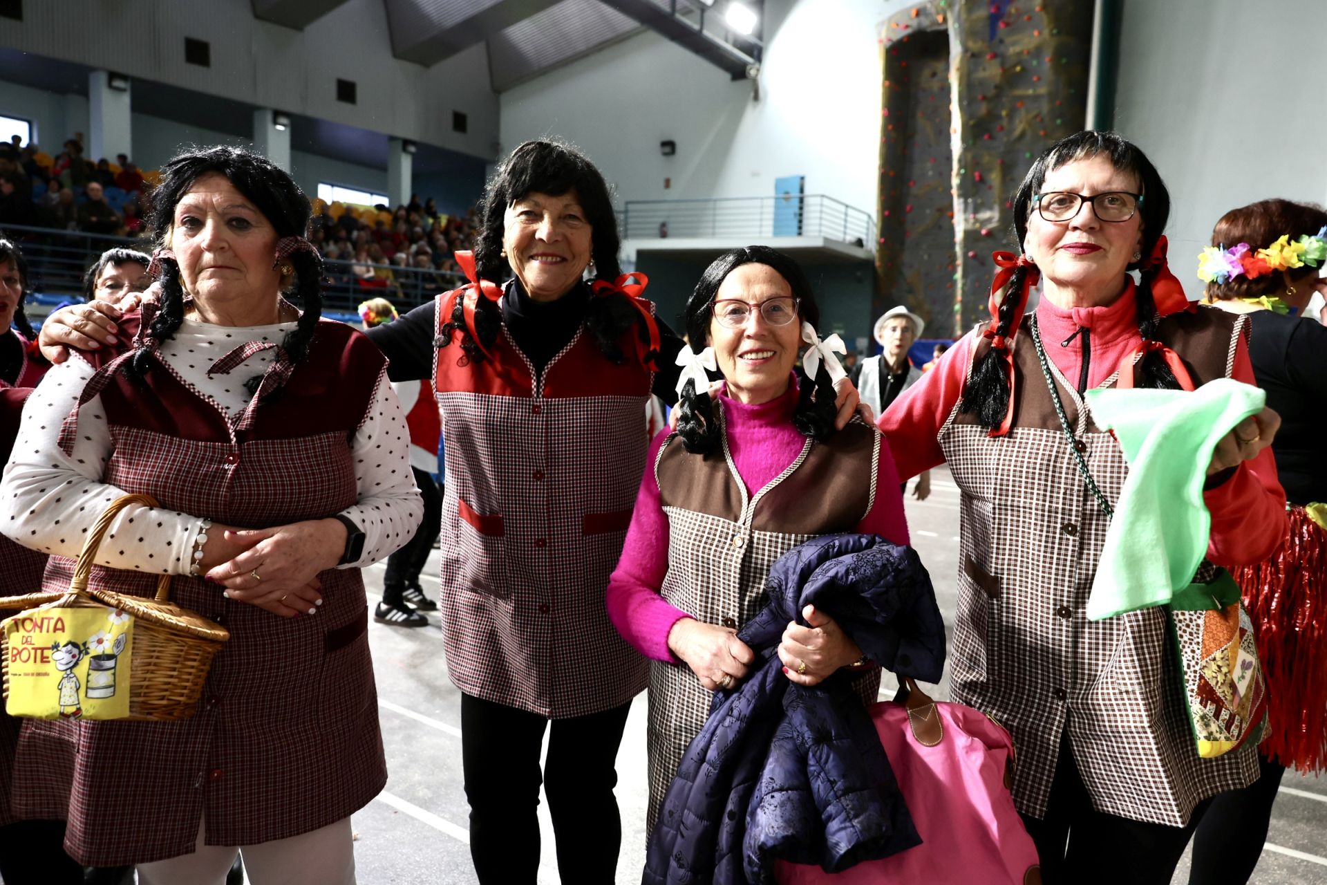 Los mayores celebran el Carnaval con una fiesta de disfraces en el Polideportivo Las Gaunas