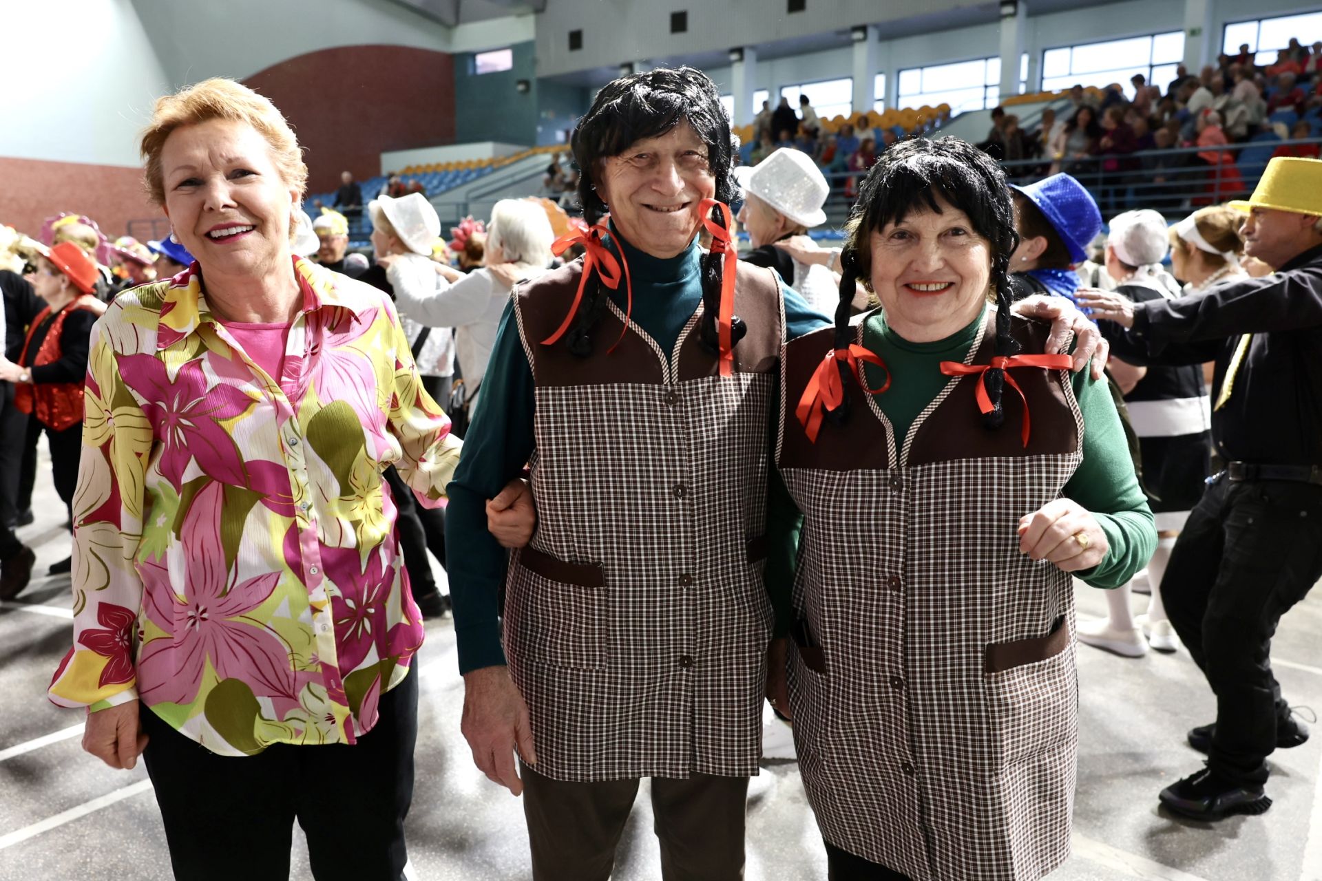 Los mayores celebran el Carnaval con una fiesta de disfraces en el Polideportivo Las Gaunas