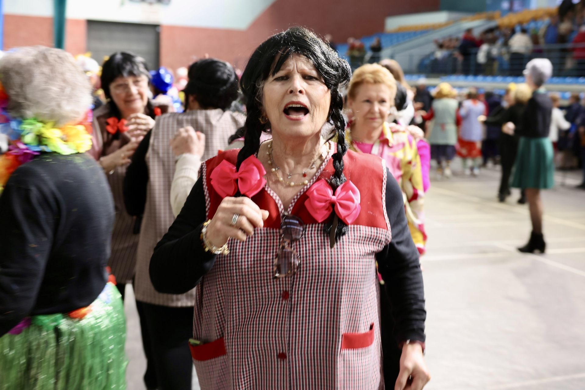 Los mayores celebran el Carnaval con una fiesta de disfraces en el Polideportivo Las Gaunas