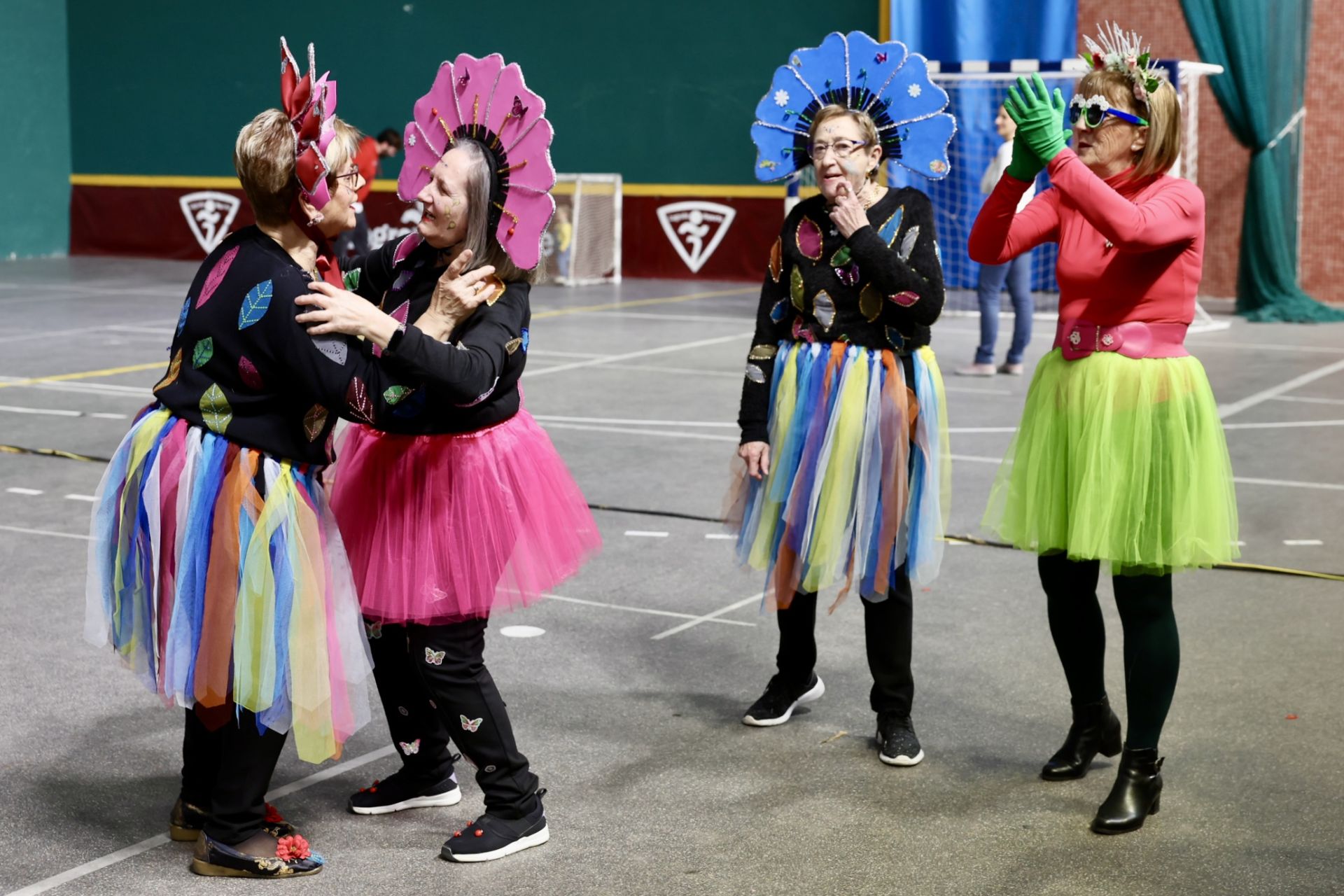Los mayores celebran el Carnaval con una fiesta de disfraces en el Polideportivo Las Gaunas