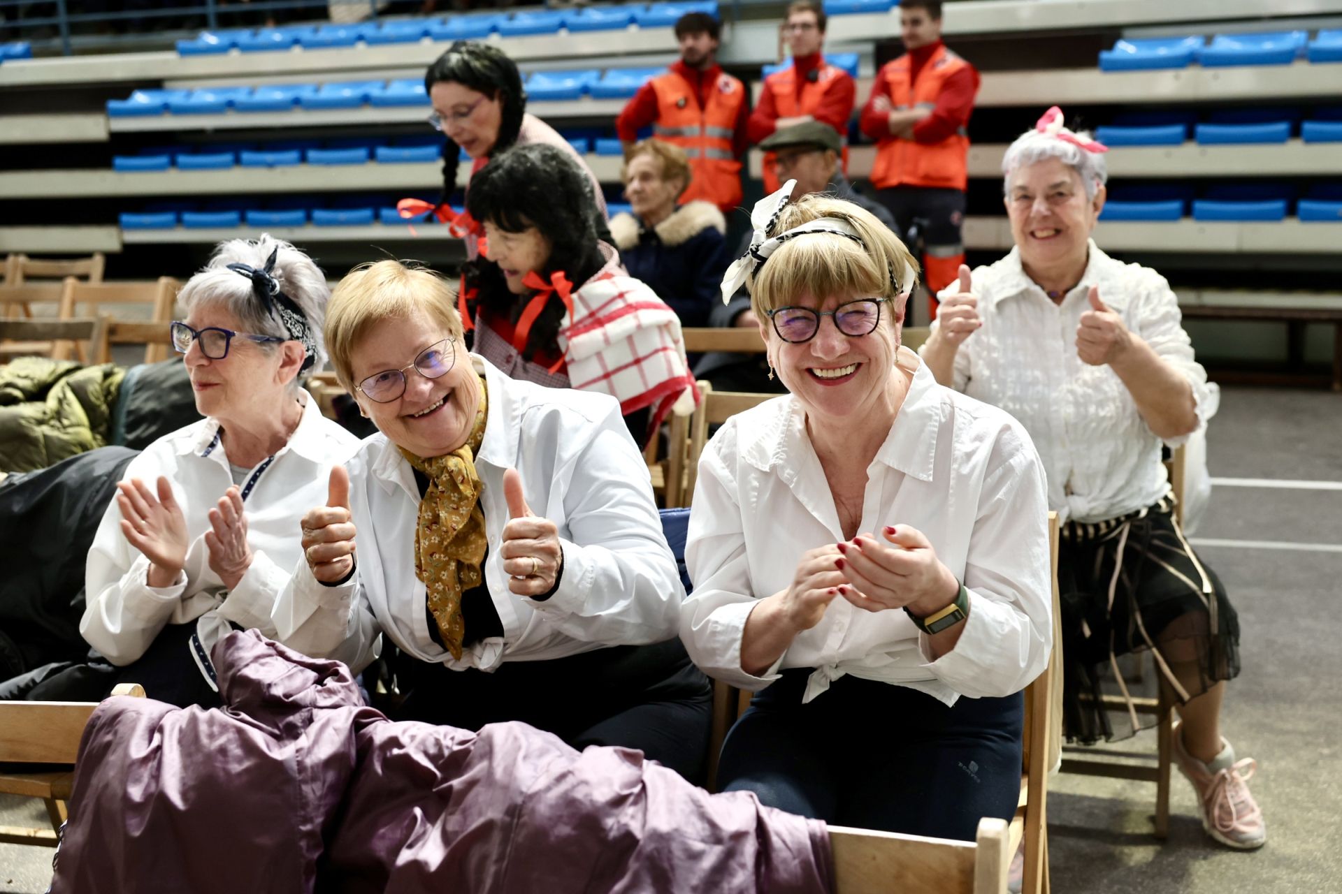 Los mayores celebran el Carnaval con una fiesta de disfraces en el Polideportivo Las Gaunas