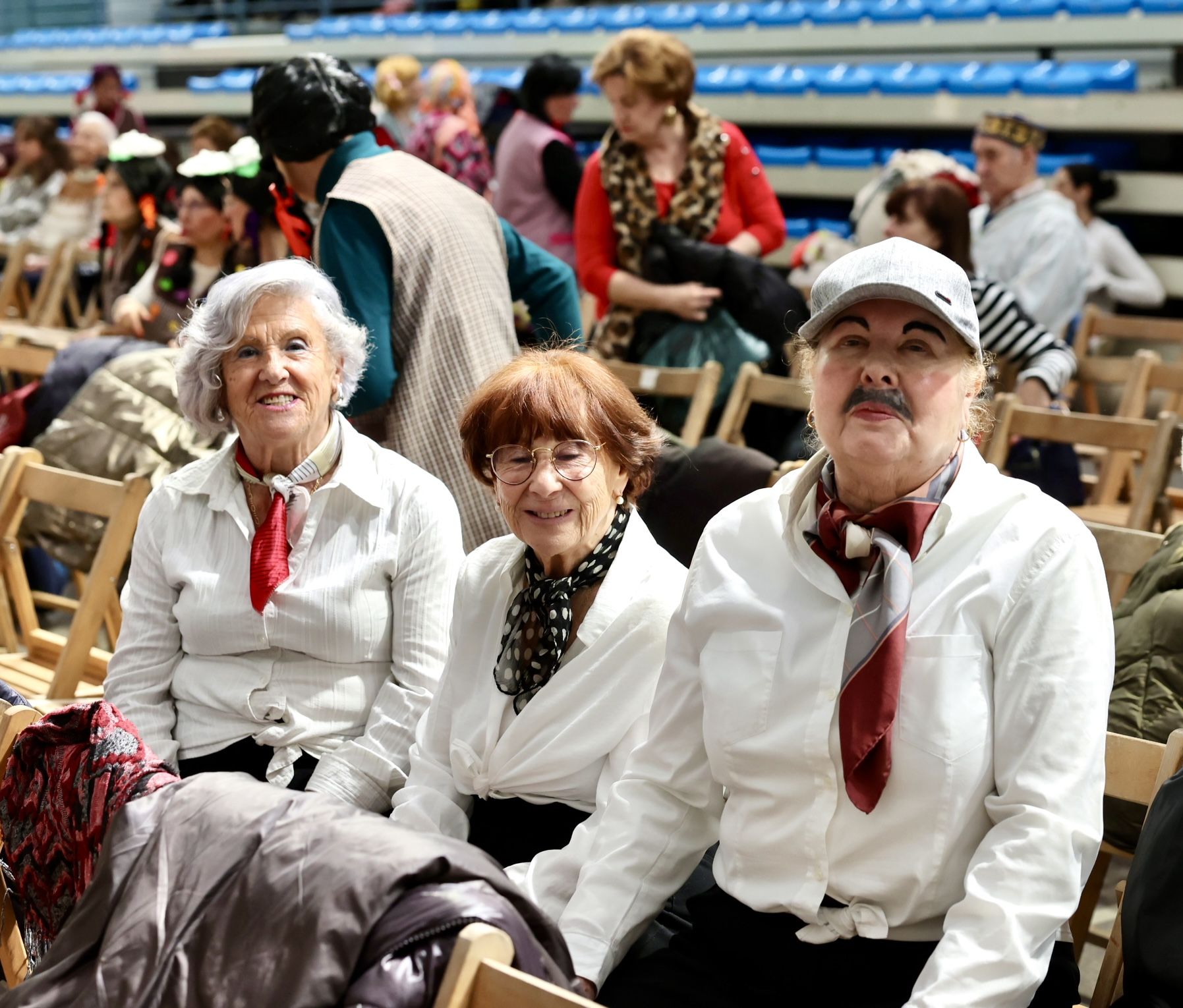 Los mayores celebran el Carnaval con una fiesta de disfraces en el Polideportivo Las Gaunas