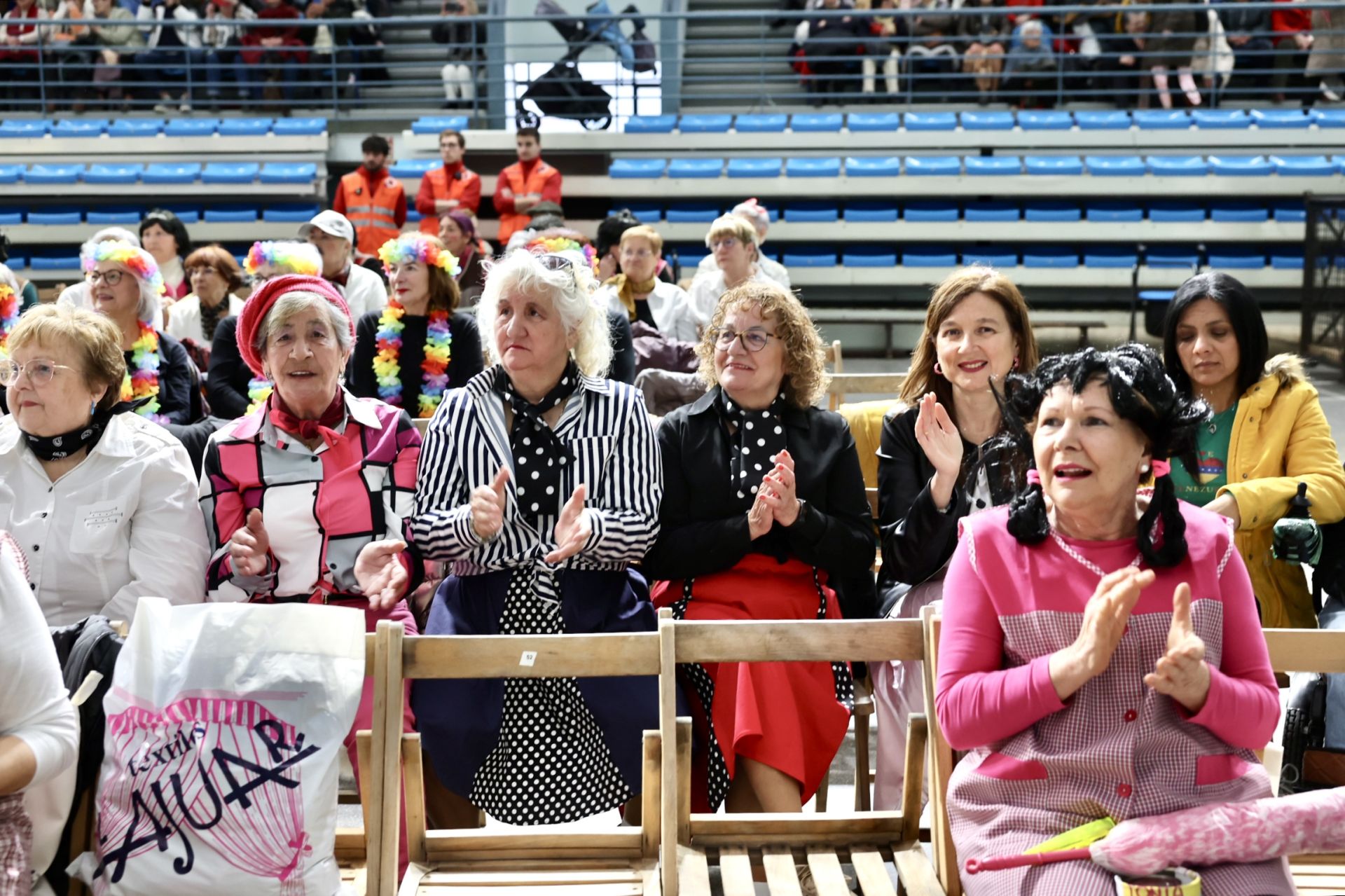 Los mayores celebran el Carnaval con una fiesta de disfraces en el Polideportivo Las Gaunas