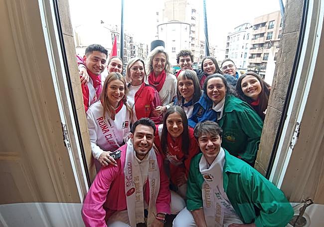 Alcaldesa, concejala de Festejos, rey y reina de las fiestas y resto de representantes jóvenes de las peñas.