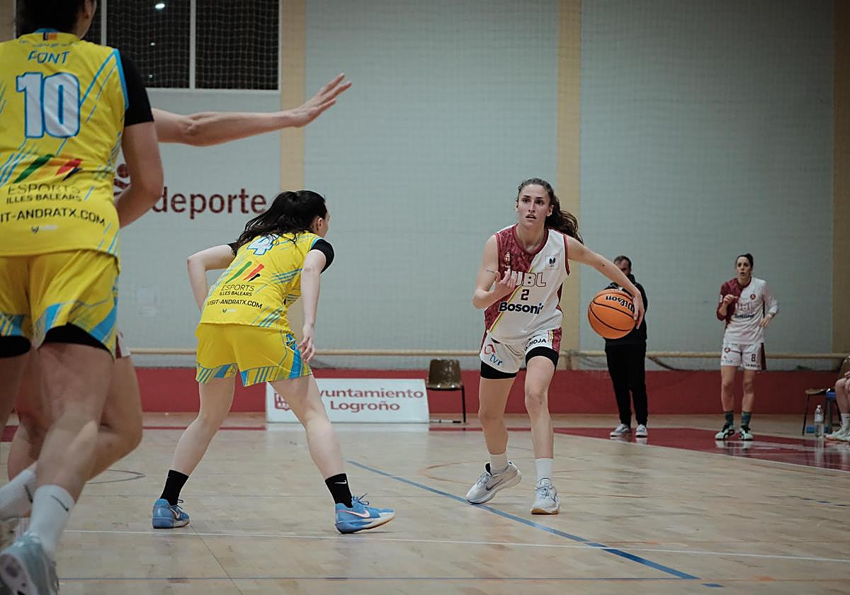 Mónica Alonso, la mejor del Unibasket ante el Andratx, maneja el balón.