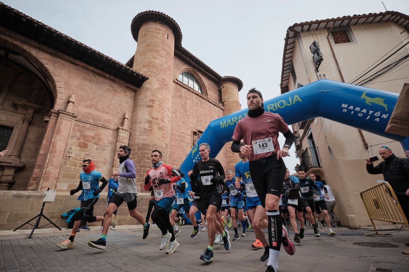 Salida de la prueba, con Santa María La Real, de fondo.