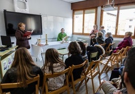 Una de las aulas del CRA Moncalvillo de Viguera ha servido para la celebración de la eucaristía.