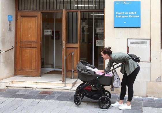Una mujer, con el carrito de un bebé, a las puertas del centro de salud Rodríguez Paterna, en una imagen de archivo.
